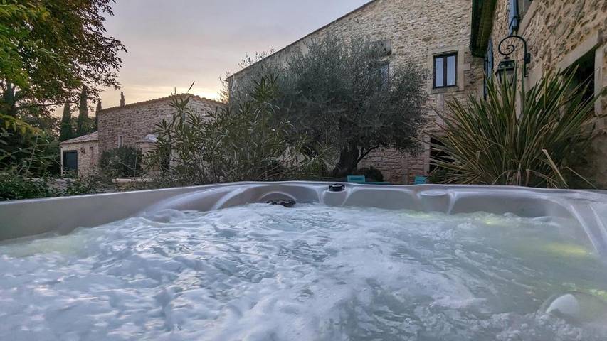 Location de vacances pour 6 personnes, avec jardin et jacuzzi à La Baume-de-Transit