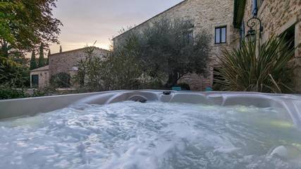 Location de vacances pour 6 personnes, avec jardin et jacuzzi à La Baume-de-Transit