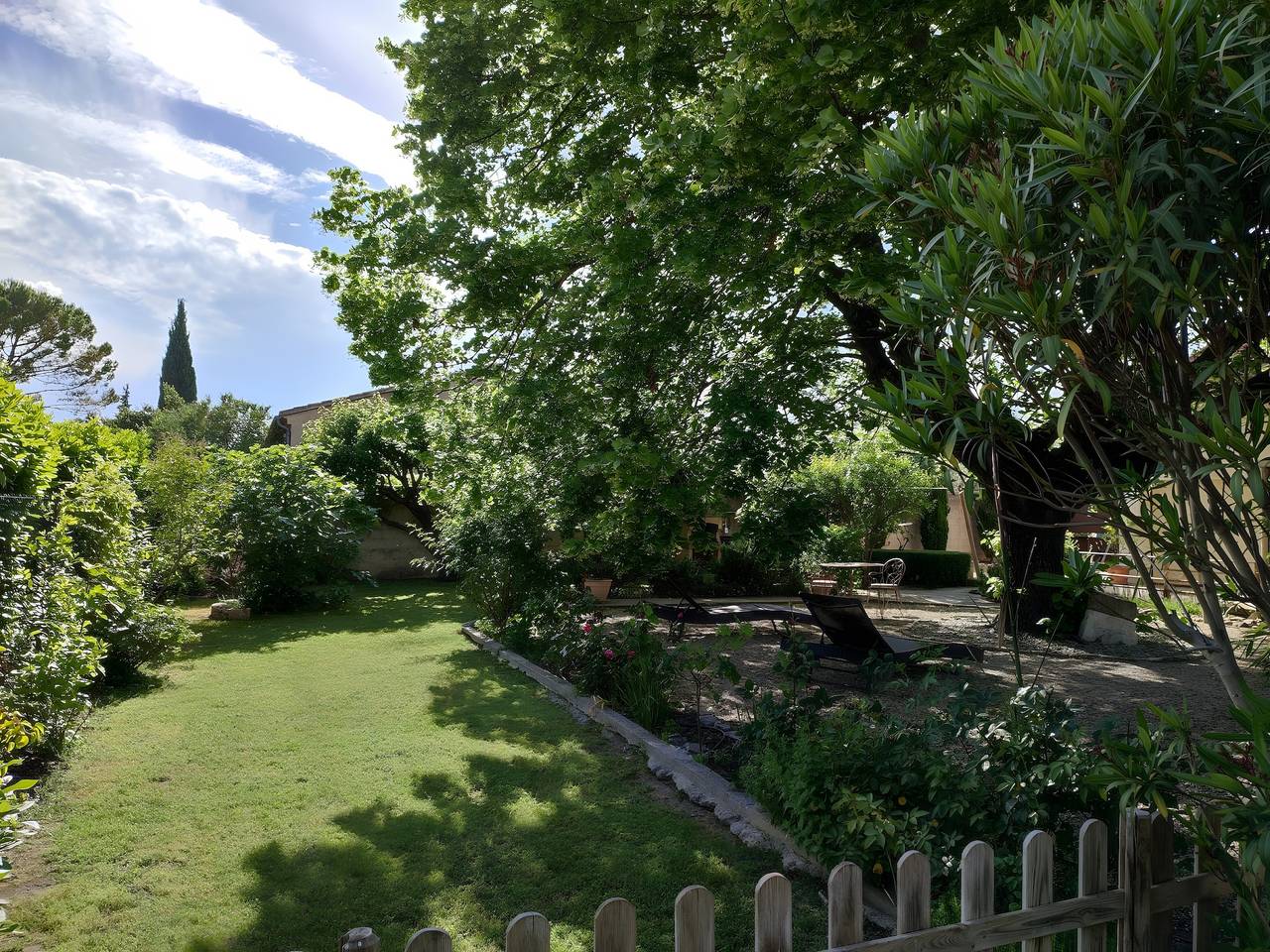 Het vakantiehuis bij de eeuwenoude lindeboom in Pernes-les-Fontaines, Vaucluse