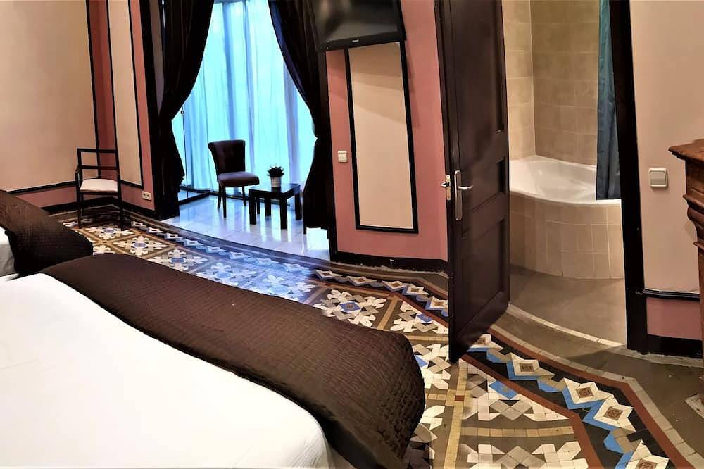 Apartamento entero, 3Br/3Ba with Pink Suite & Views from Balcony. Free luggage storage service. in Centro Barcelona, Barcelona