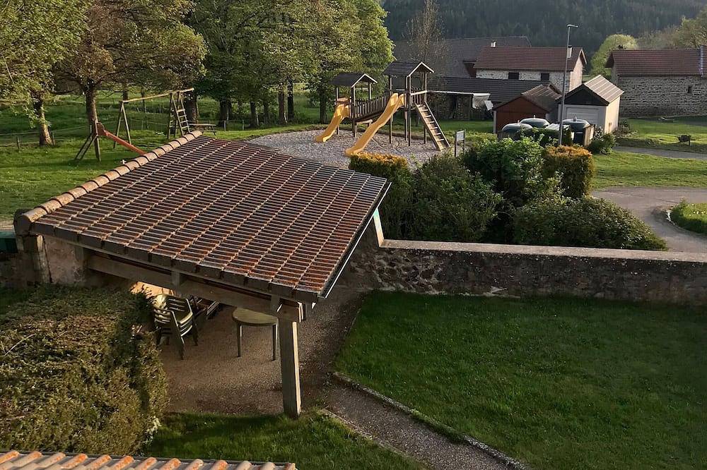 Gîte familial en pleine nature avec cour privée, Wi-Fi et proche randonnées à Le Mas-de-Tence in Le Mas-de-Tence, Haute-Loire