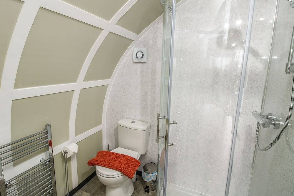 Cherry Pod 2, pet friendly, with a garden in Meole Brace in Shrewsbury, Shropshire