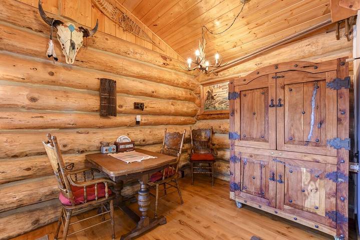 Log cabin for 4 people, with yard in Arizona