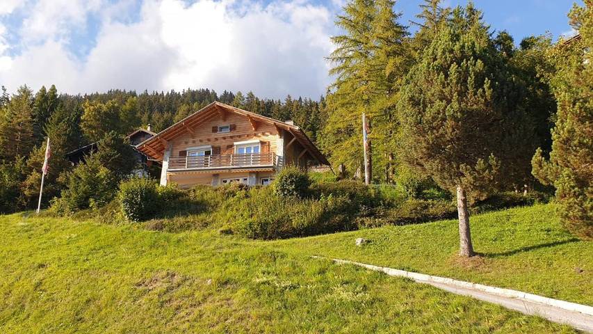 Ferienhaus für 8 Personen, mit Balkon und Terrasse sowie Garten und Ausblick in Mollens