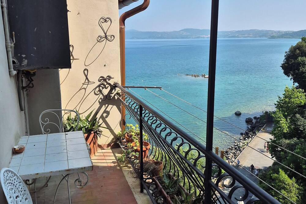 Entire apartment, La Casa Sul Lago –Historic 16th-Century Apt with 180° Lake View in Medieval Town in Anguillara Sabazia, Lake Bracciano