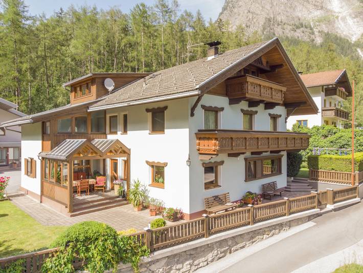 Ferienhaus für 12 Personen, mit Balkon und Terrasse sowie Garten und Ausblick
