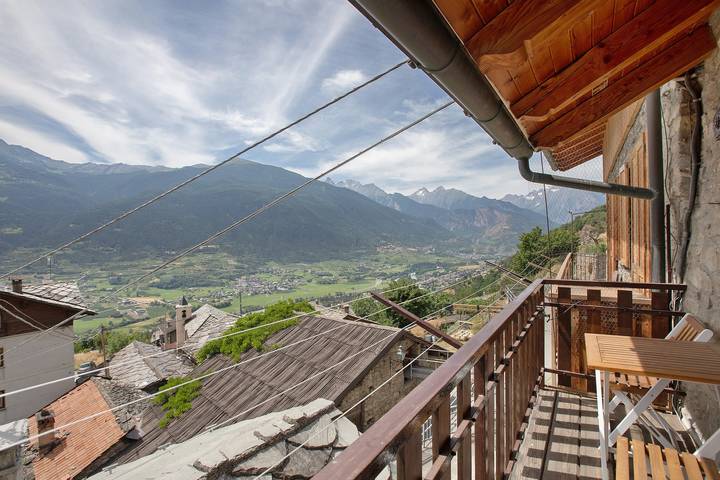 Entire apartment, Apartment 'Ma Petite Maison' with Mountain View and Balcony in Comune di Sarre, Wallisian Alps