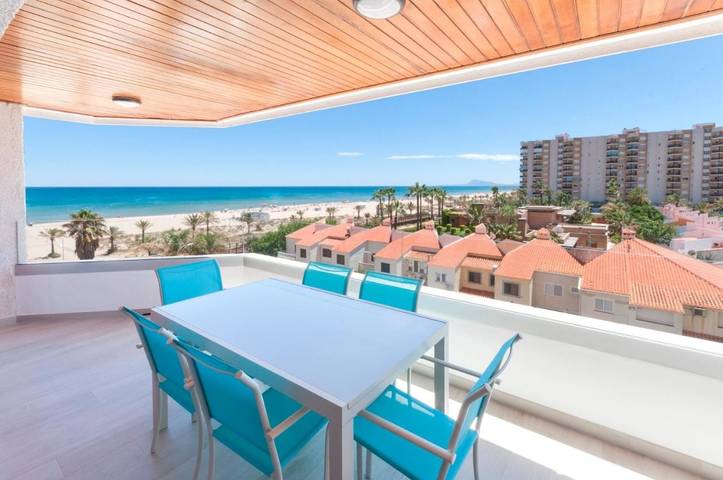 Ferienwohnung für 8 Personen, mit Terrasse und Garten sowie Pool und Ausblick in Gandia