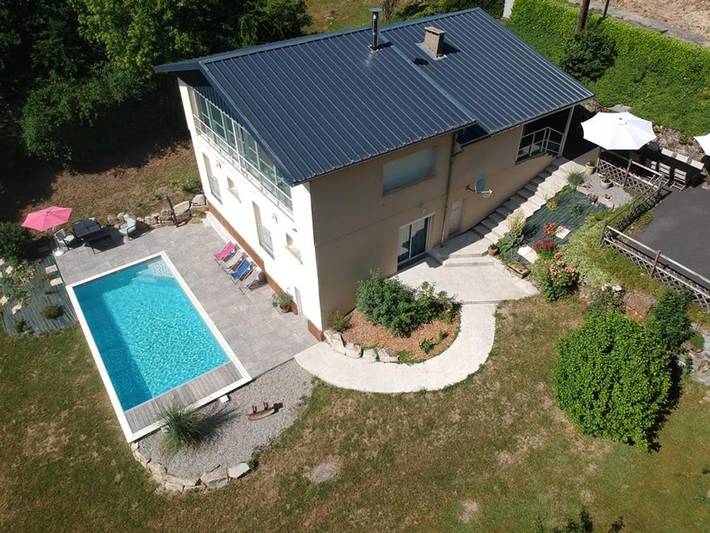 Location de vacances pour 8 personnes, avec Terrasse ainsi que Jardin et Piscine à Lacapelle-Viescamp