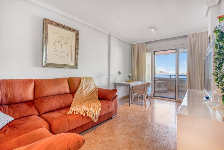 Apartamento entero, Apartamento 'Calpe Vistas Y Playa' con vistas al mar, Wi-Fi y aire acondicionado in Platja del Cantal Roig (Calpe), Calpe