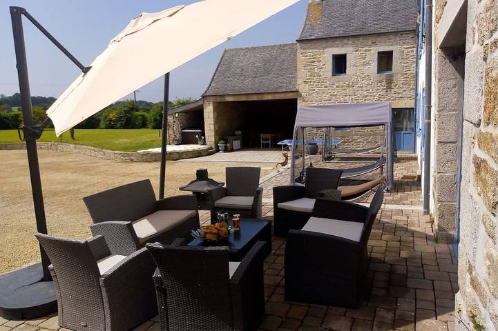 Grand gîte de luxe avec 2 Spas, billard et Parc Fleuri in Plougonven, Parc naturel régional d'Armorique