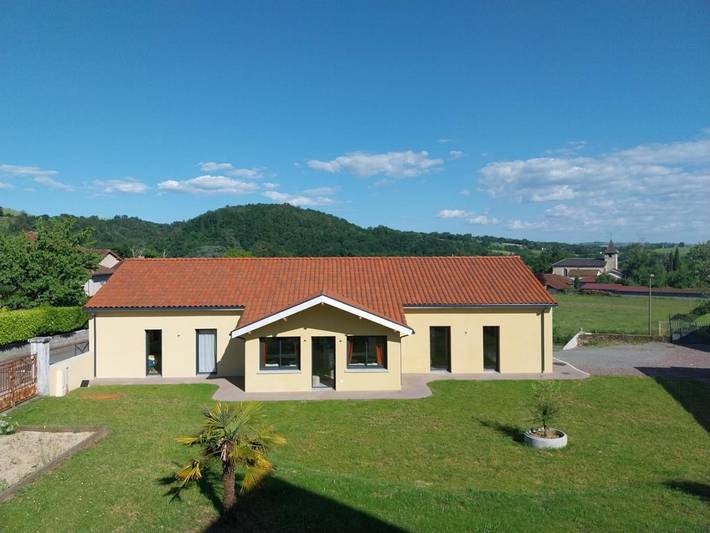 Hôtel pour 2 personnes, avec jardin et jacuzzi ainsi que piscine et terrasse, animaux acceptés à Saint-Étienne-de-Maurs