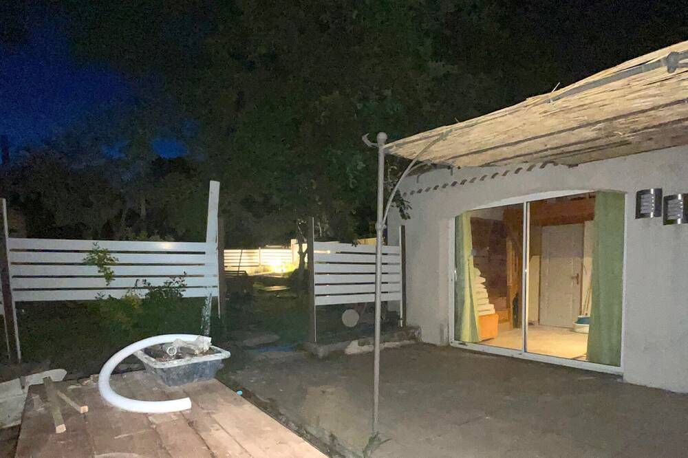 Gite with pool in Velleron, Parc naturel régional du Mont-Ventoux