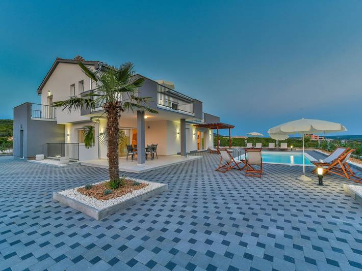 Ferienhaus für 8 Personen, mit Terrasse und Pool, mit Haustier in Sukosan