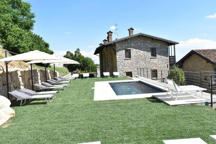 Rustico per 2 persone, con Terrazza e Idromassaggio nonché Giardino e Piscina in Provincia di Bergamo