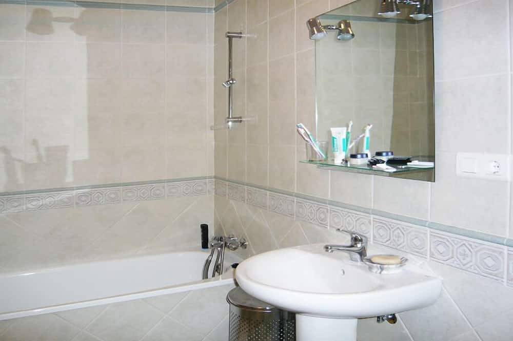 Vacation under the olive tree, detached vacation home with pool in Sayalonga, Costa del Sol