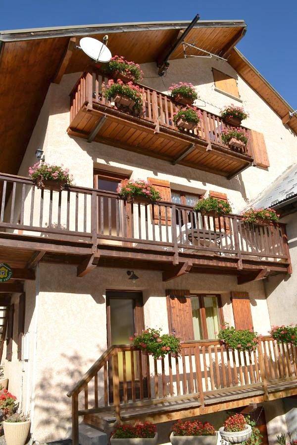 Gîte pour 4 personnes, avec Balcon et Terrasse ainsi que Jardin et Vue à Freissinières