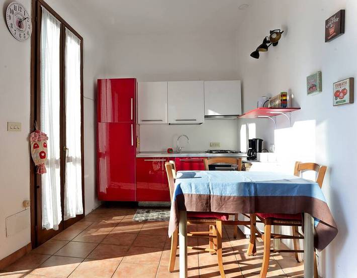 Appartamento intero, Casa con grande terrazza, AC, wifi, posto auto in Oneglia, Imperia