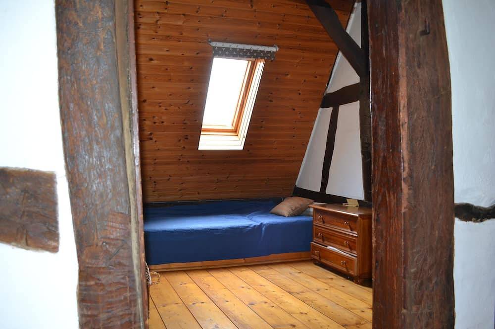 Idílica casa de entramado de madera con un gran jardín y parque infantil y huerto in Cleebourg, Región de Wissembourg