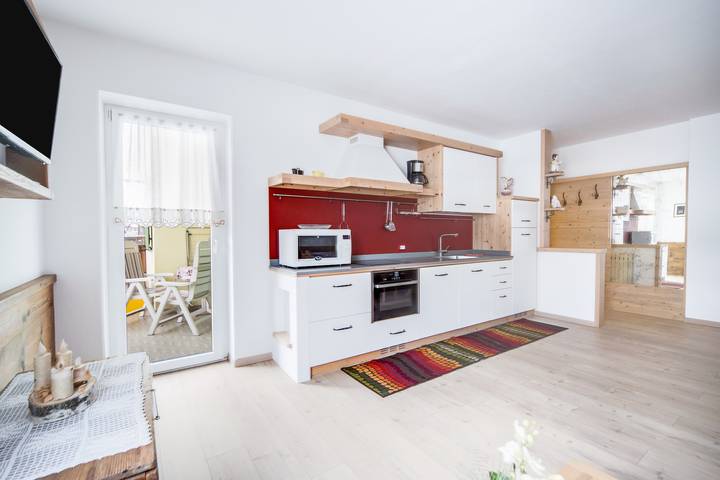 Appartement entier, "Appartamento Vernel" avec vue sur les montagnes, Wi-Fi, balcon et jardin in Canazei, Dolomiti Superski
