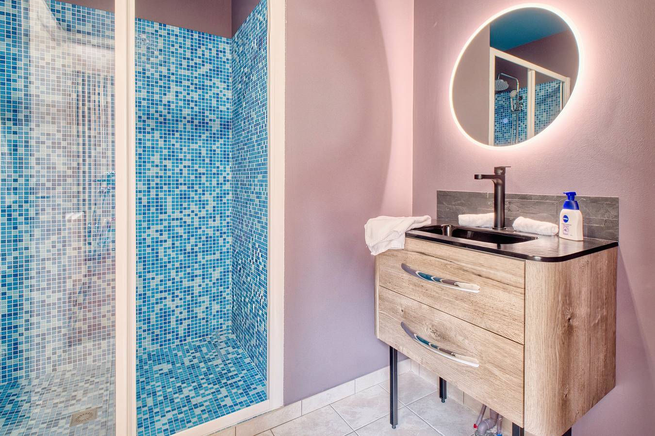 Maison d'hôtes 'La Chambre Rayures' avec terrasse partagée, jardin partagé et Wi-Fi in Eymet, Périgord Pourpre