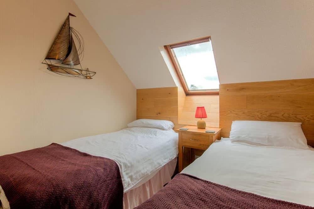 Riverside Holiday Cottage Nr The Iconic Wroxham Bridge. 2-Bedroom Pet-Friendly in Wroxham, The Broads