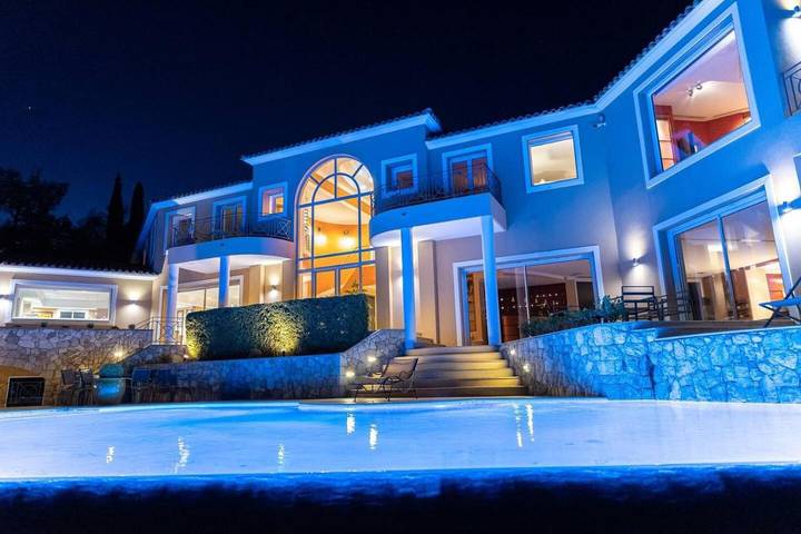 Ferienhaus für 14 Personen, mit Balkon und Terrasse sowie Pool und Ausblick