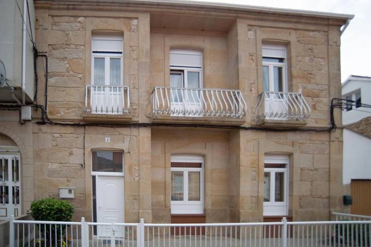 Casa de huéspuedes para 10 personas, con Balcón y Terraza además de Jardín y Vistas en Muros (Galicia)