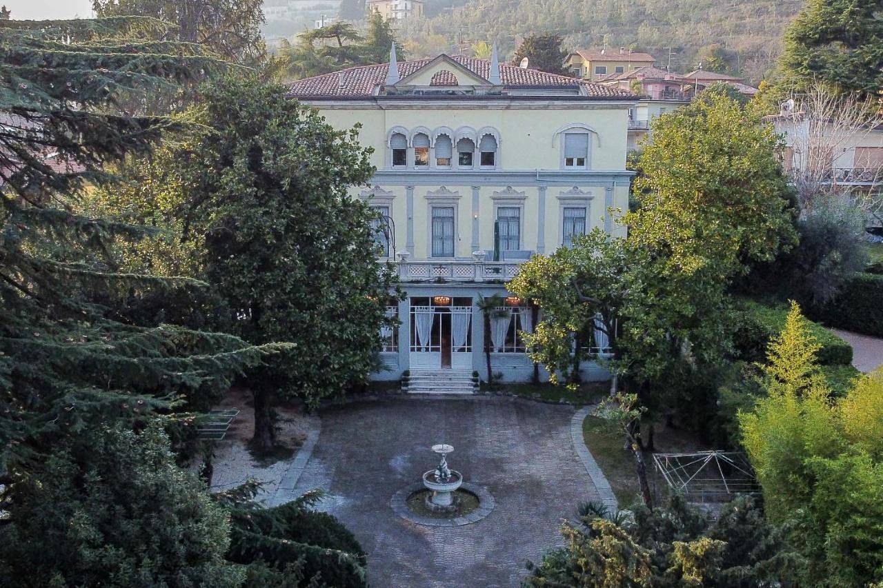 Villa Excelsior Dimora Liberty con Accesso al Lago in Maderno, Toscolano-Maderno