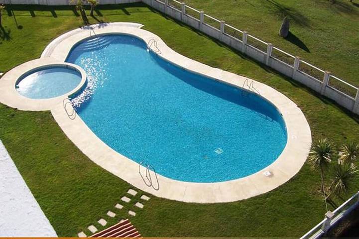 Apartamento de vacaciones para 5 personas, con jardín además de balcón y piscina - 1