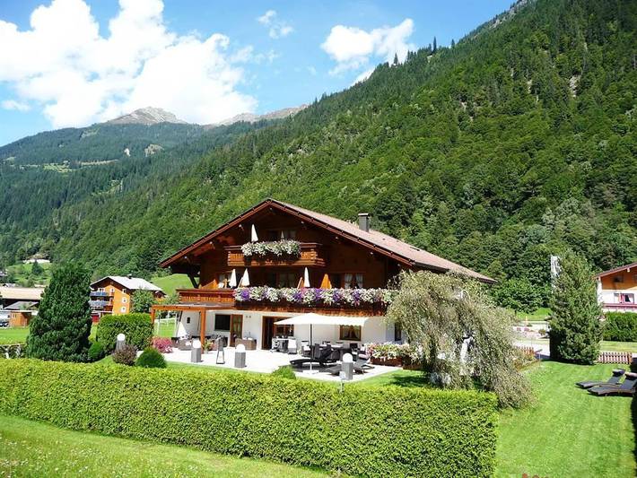 Ferienwohnung für 2 Personen, mit Balkon und Terrasse sowie Garten und Ausblick in Sankt Gallenkirch