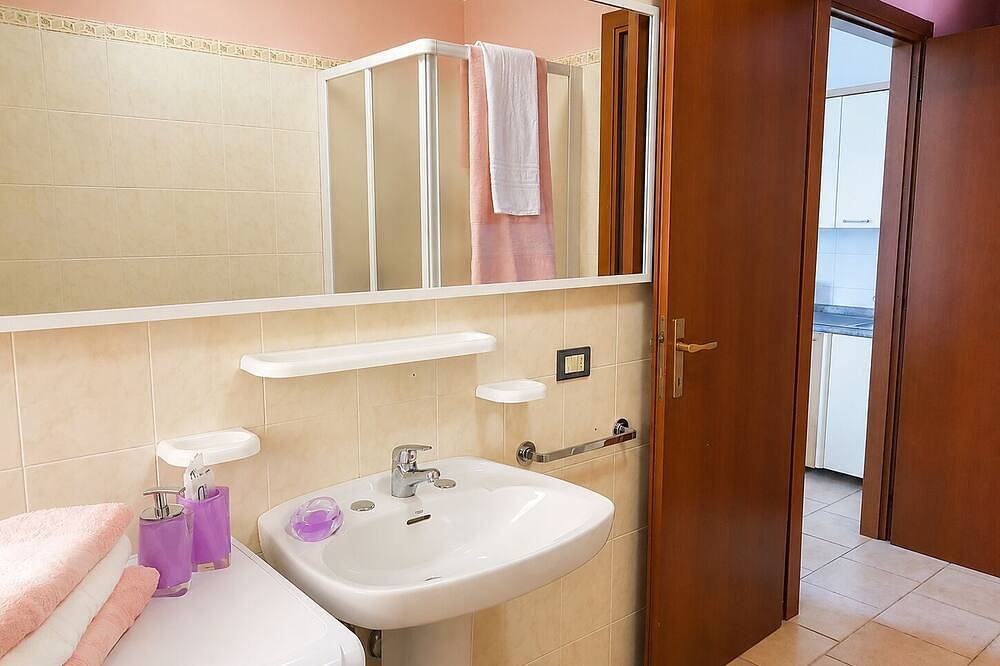 Appartement entier, Appartement de 2 chambres meublées avec goût en bord du lac avec piscine et plage privée in Lezzeno, Lac de Côme
