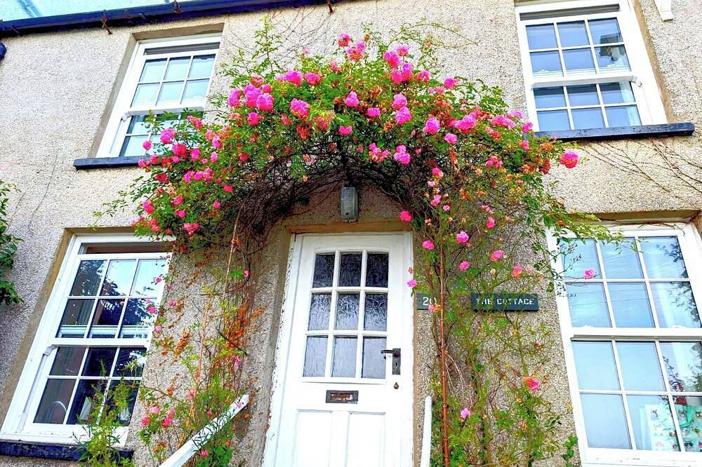 3 bedrms sleeps 5. 1 min walk to Penhelig Beach. 1 Wk Min Stay. Garden, parking. in Aberdovey, Snowdonia