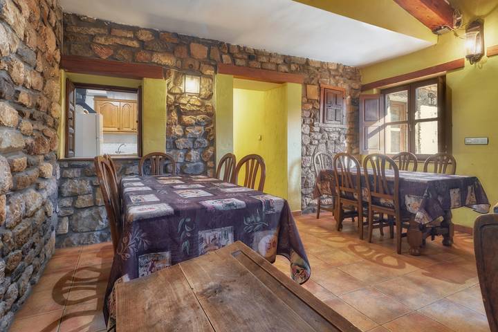 Chalet para 8 personas, con jardín, Se admiten mascotas en Parque Regional de la Montaña de Riaño y Mampodre - 3