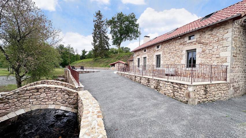 Gîte pour 10 personnes, avec Terrasse ainsi que Jardin et Piscine