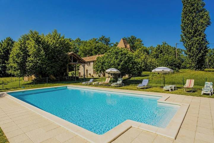 Location de vacances pour 14 personnes, avec jardin à Saint-Pardoux-et-Vielvic