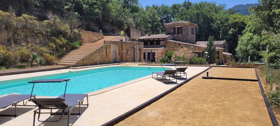 Gîte pour 6 personnes, avec terrasse et piscine à Alet-les-Bains