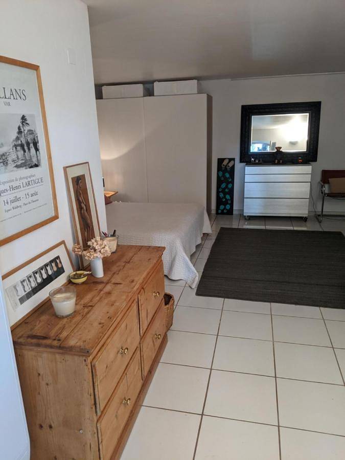 Location de vacances pour 2 personnes, avec terrasse ainsi que jardin et piscine à Seillans - 4