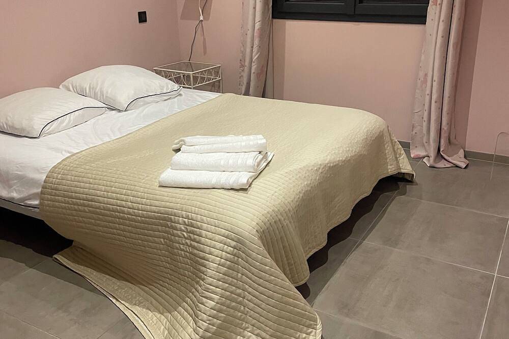 House ventoux view, swimming pool in Rochefort-du-Gard, Region de Nimes