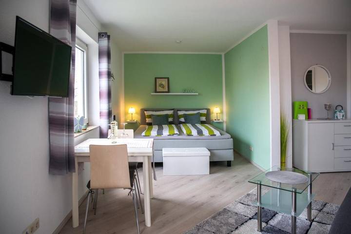 Ferienwohnung für 3 Personen, mit Balkon und Garten sowie Pool und Sauna