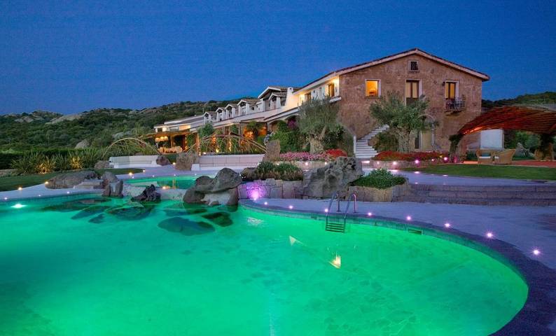 Hôtel pour 4 personnes, avec vue ainsi que jardin et piscine, animaux acceptés dans Cala Bitta - 2