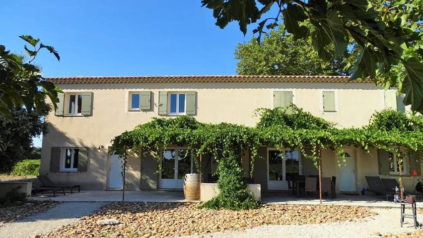 Location de vacances pour 5 personnes, avec terrasse et piscine ainsi que jardin et vue, animaux acceptés à Châteauneuf-de-Gadagne - 2