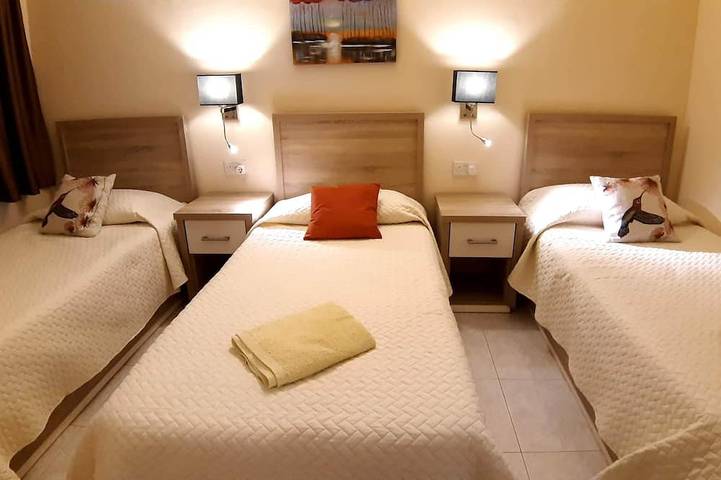 Superb & comfortable 2-bedroom villa apt sleeps 5, swimming pool, Ac/Wifi in il-Mellieha, Mellieha
