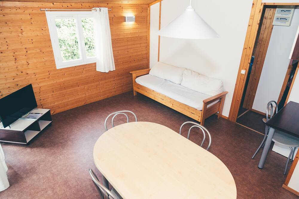 Chalet tous équipé max 6 personnes - Piscine de Saison in Beynat, Région de Brive-la-Gaillarde