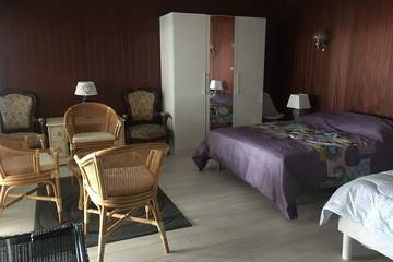 Gîte pour 9 Personnes dans Ploubazlanec, Côte de Granit Rose, Photo 1