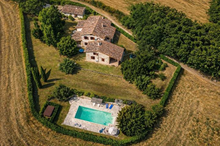 Location de vacances pour 15 personnes, avec piscine ainsi que vue et jardin, animaux acceptés à Lugnano in Teverina
