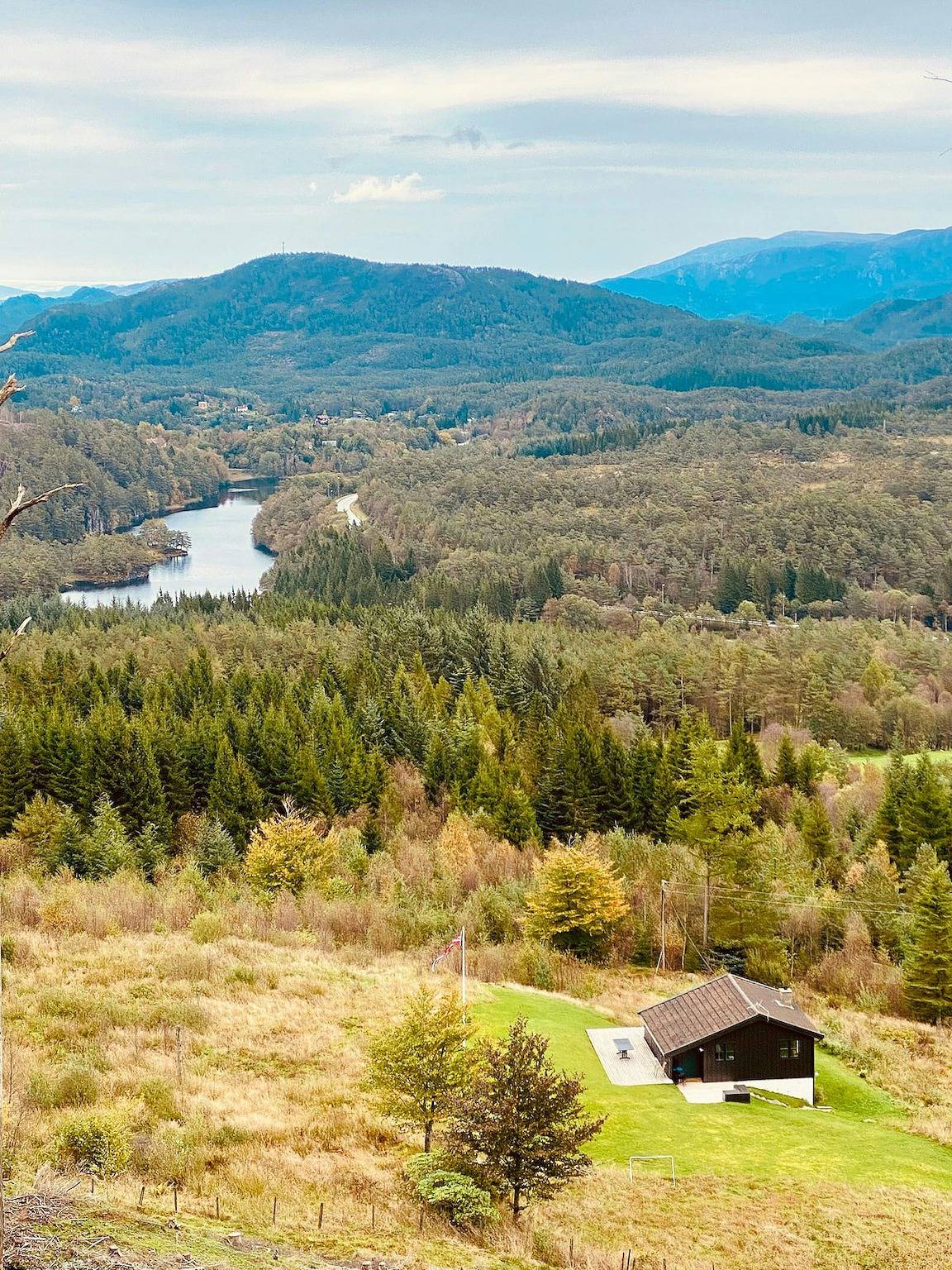 Panorama-Hütte mit Blick auf Wald und Berge in Hardangerfjord