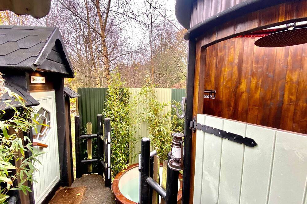 Shepard hut - Hot Tub, Outdoor Shower, Bath in Chorleywood, Hertfordshire