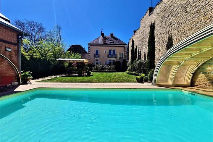 Ferienhaus für 9 Personen, mit Whirlpool und Terrasse sowie Pool in Dijon