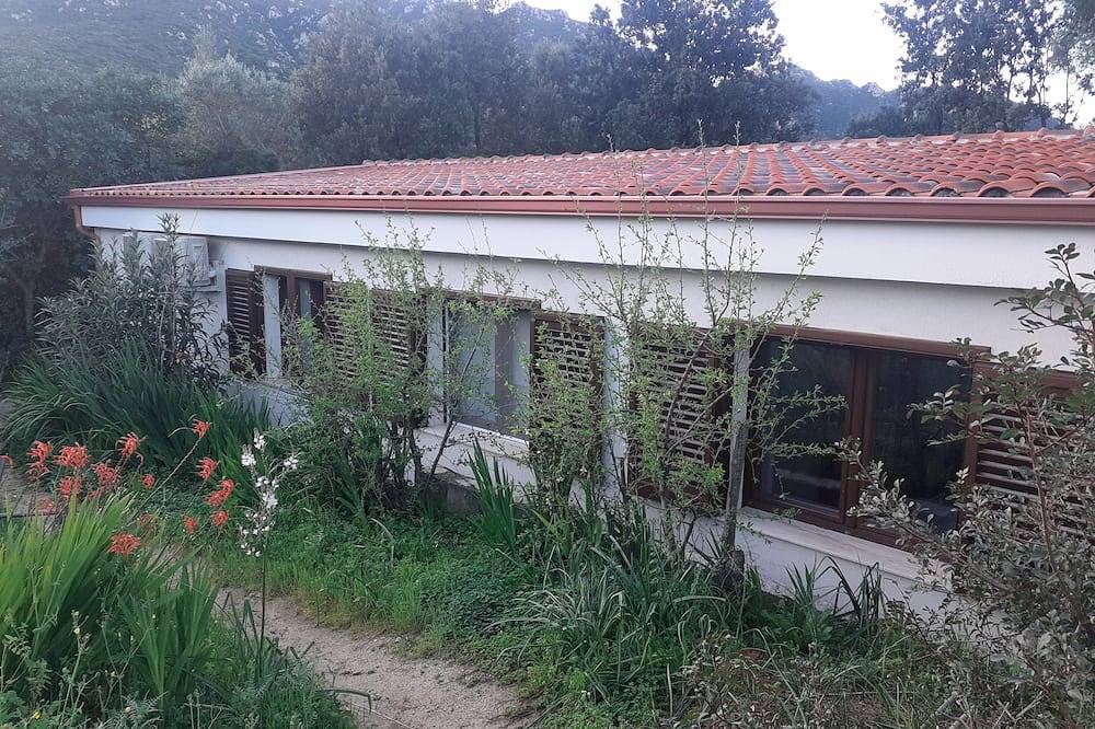 Comfortable country house with garden and private pool, 4km from Solanas beach. in Solanas, Comune di Sìnnia